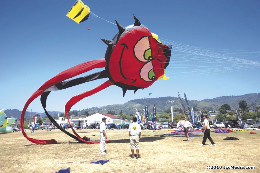 Southern Oregon Kite Festival takes flight
