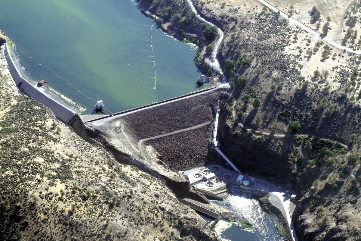 Governor appeals to Warren Buffett for help in dam removal