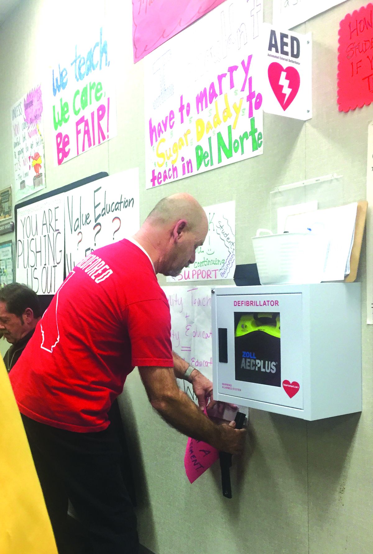 Teachers’ art work emphasizes union’s unhappiness with district