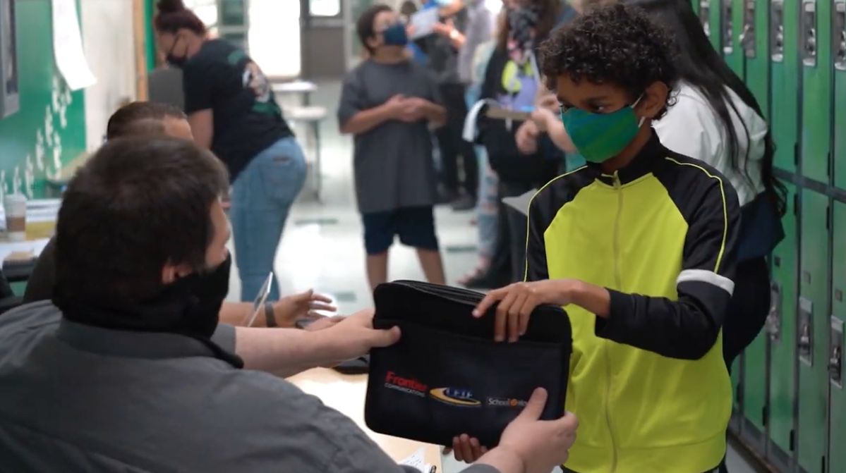 DNUSD accepts donation of 200 Chromebooks